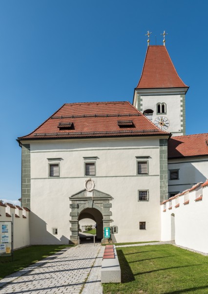 Eberndorf Kirchplatz 1 Augustinerchorherrenstift äußerer Torbau S-Ansicht 31082017 0578