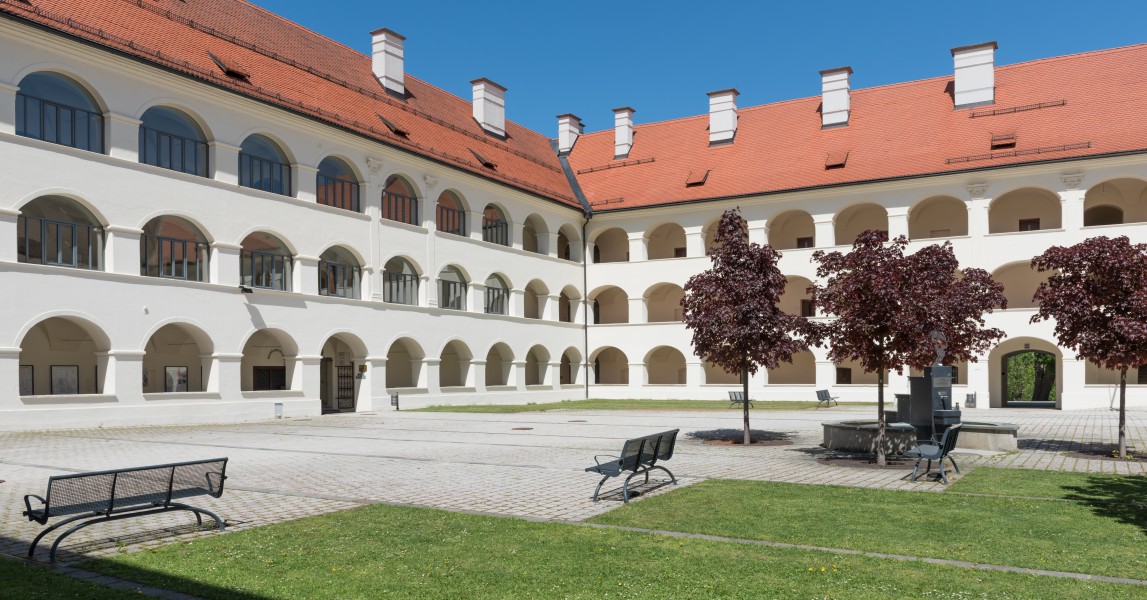 Eberndorf Stiftsgebaeude barocker Arkadenhof 07052015 3333