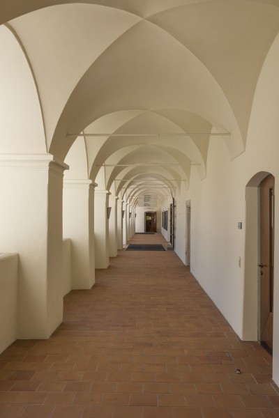 Eberndorf Stiftsgebaeude Erdgeschoß Arkadengang 07052015 3343