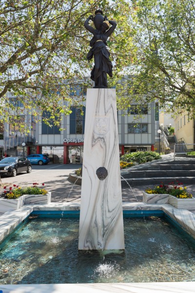 Ferlach Hauptplatz Brunnen 07062016 2490