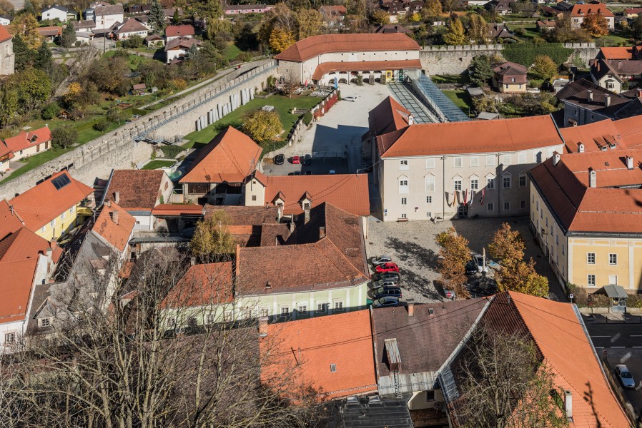 Friesach Fuerstenhofplatz 3 Fuerstenhof und Kastengebaeude vom Petersberg 28102016 5296