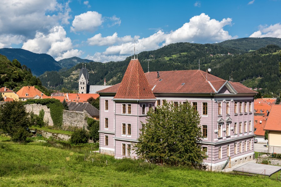 Friesach Lange Gasse 16 Stadtringmauer und Volksschule Süd-Ansicht 04092017 0714