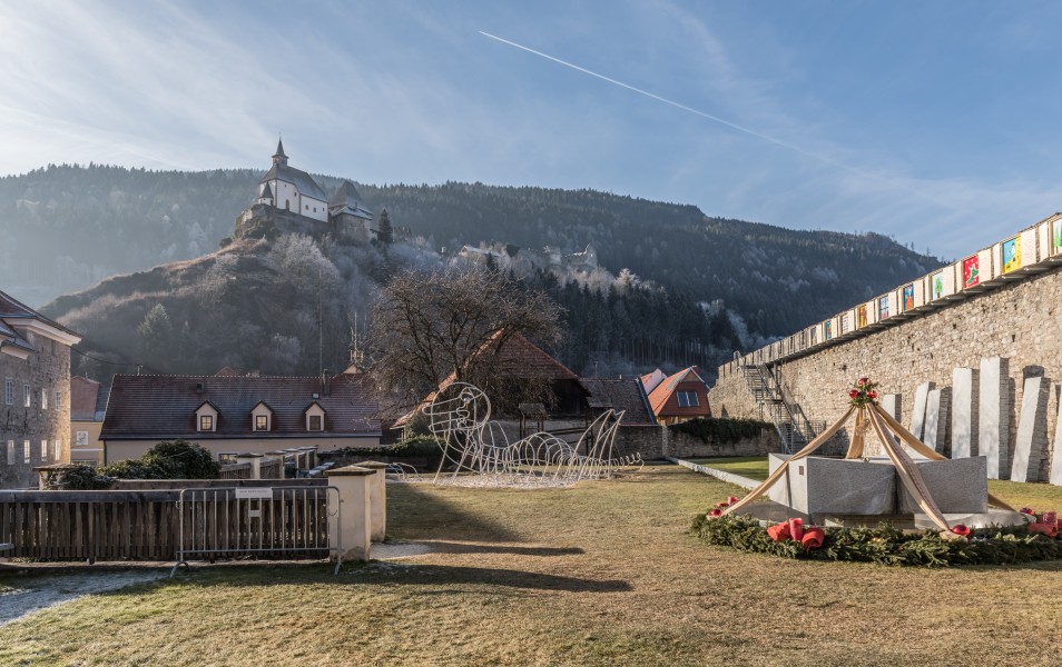 Friesach Stadtbefestigung und Blick zum Petersberg mit Filialkirche hl Peter 21122016 5823