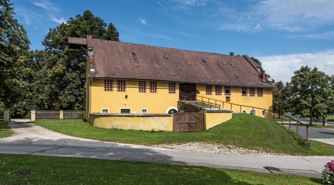 Grafenstein Schloss 2 Wirtschaftsgebäude beim Schloss O-Ansicht 26072018 4052