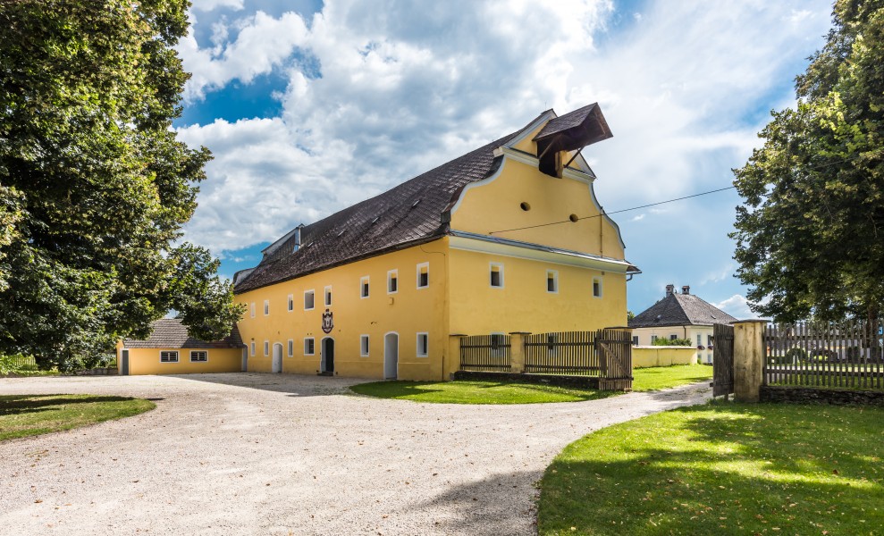 Grafenstein Schloss 2 Wirtschaftsgebäude beim Schloss SW-Ansicht 26072018 4023