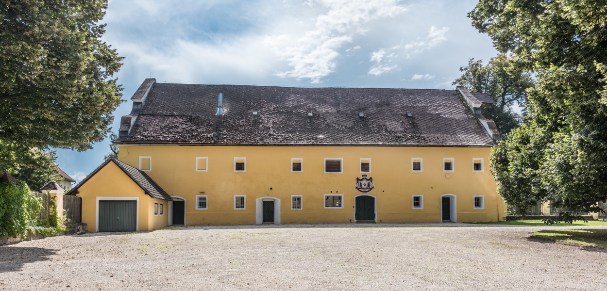 Grafenstein Schloss 2 Wirtschaftsgebäude beim Schloss W-Ansicht 26072018 4034