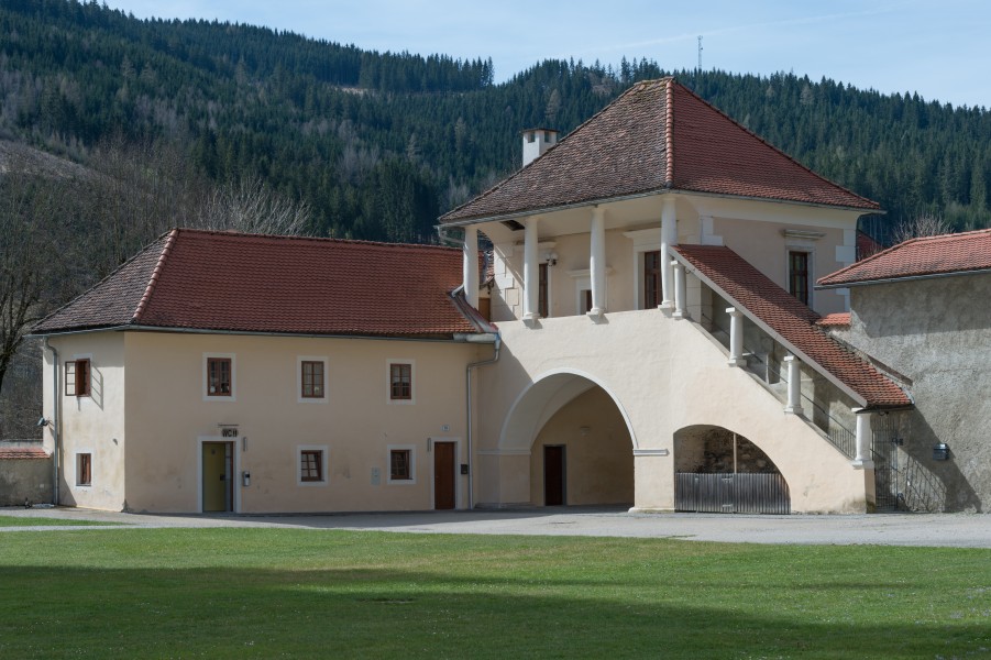 Gurk Domplatz Torturm Stoeckel mit Saeulenaufgang 15042015 0795