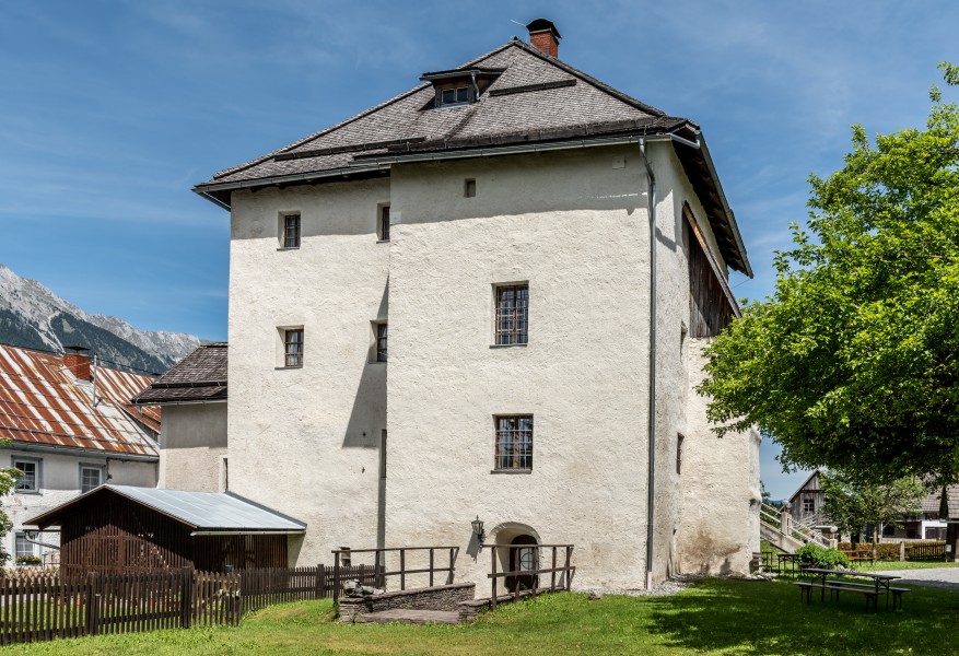 Hermagor Moederndorf 1 Schloss und Heimatmuseum West-Ansicht 08062017 9260