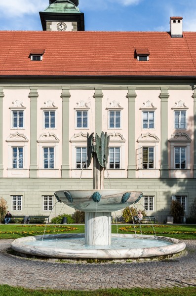 Klagenfurt Landhauspark Brunnenanlage mit Masken von Kiki Kogelnik 18102017 1591