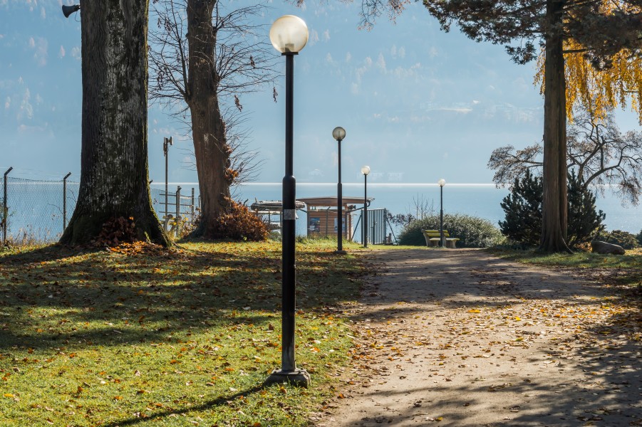 Krumpendorf Parkweg mit Laternen im Park 11102015 2339