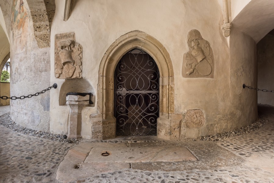 Maria Saal Domplatz 6 Karner Eingang mit Epitaphien der Fam. Möderndorfer 30062017 0039