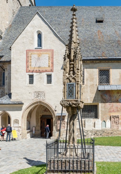 Maria Saal Domplatz gotische Lichtsaeule 28052015 4175