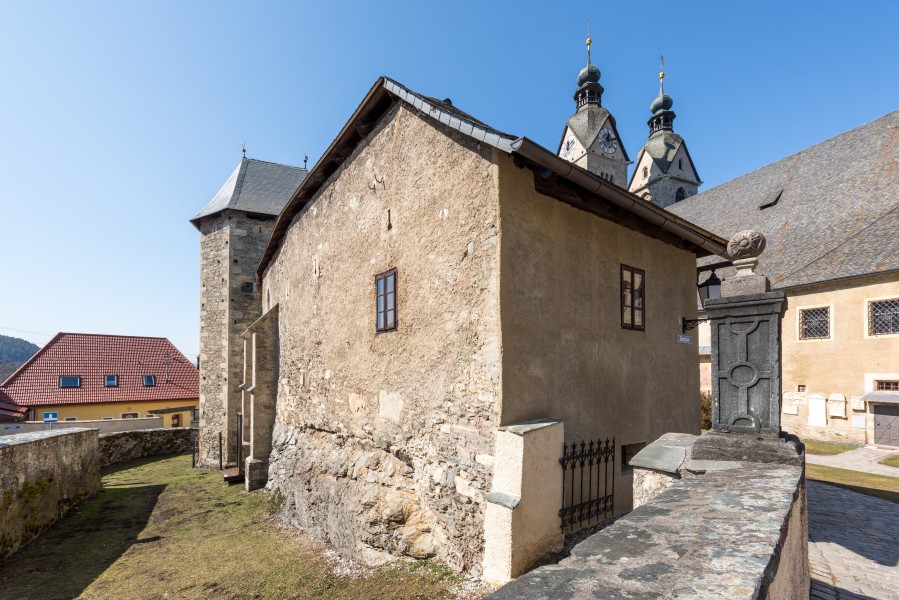 Maria Saal Kollegiatstift Kanonikerstöckl mit polygonal vortretendem Turmbau SO-Ansicht 22032018 2736