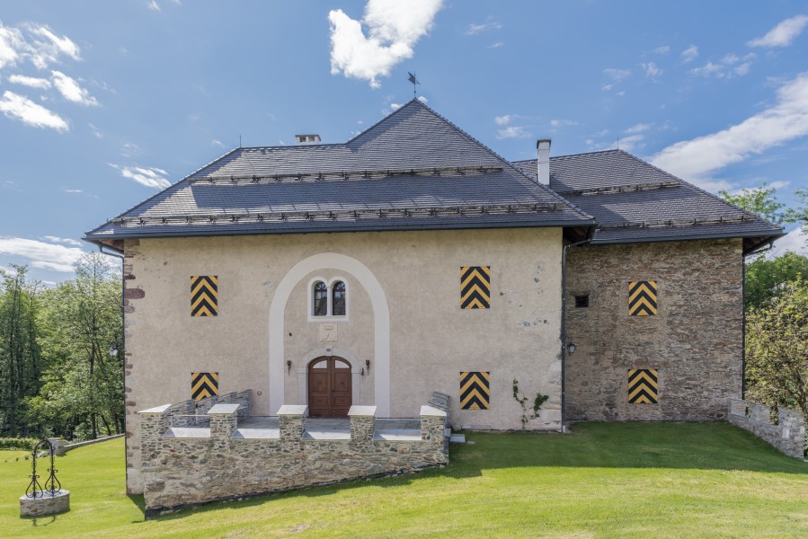 Maria Saal Möderndorf 1 Schloss N-Ansicht 31052016 2154