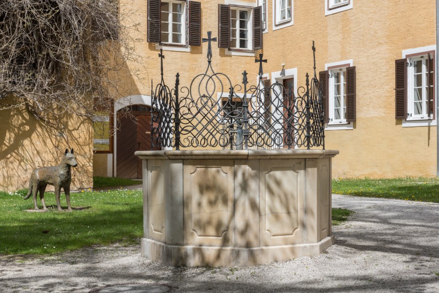 Millstatt Benediktinerstift Brunnen im Arkadenhof 2004201 2297
