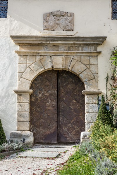 Moosburg Schloss 1 Schloss Quaderwerkportal und Supraporte 23102018 5123
