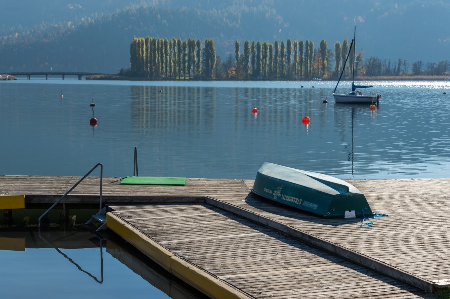 Poertschach Annastrasse 33 Hotel Prueller Strand Liegebruecke mit Boot 02112015 2111