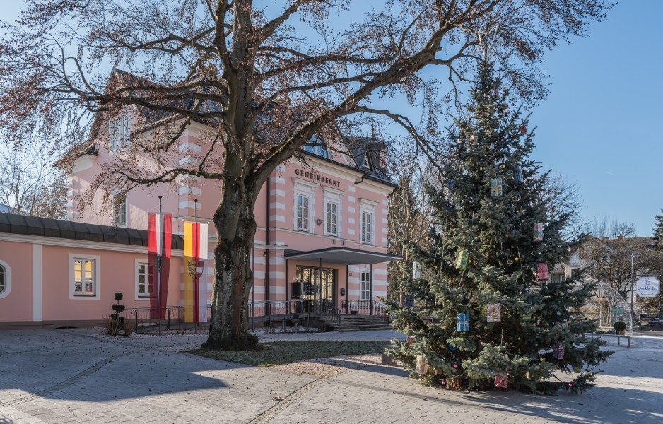Poertschach Hauptstrasse 153 Gemeindeamt mit Weihnachtsbaum 08112016 5540