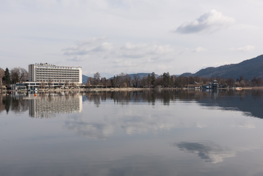 Poertschach Parkhotel vom Werzerstrand gesehen 10032016 0904