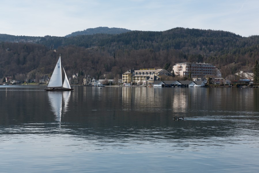 Poertschach Werzerpromenade Seehotel Werzer und Segelboot 10042015 1691