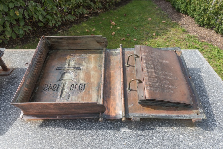 Radenthein Friedenstrasse Kriegerdenkmal Buch 1939-1945 mit Namen der Gefallenen 17092015 7479