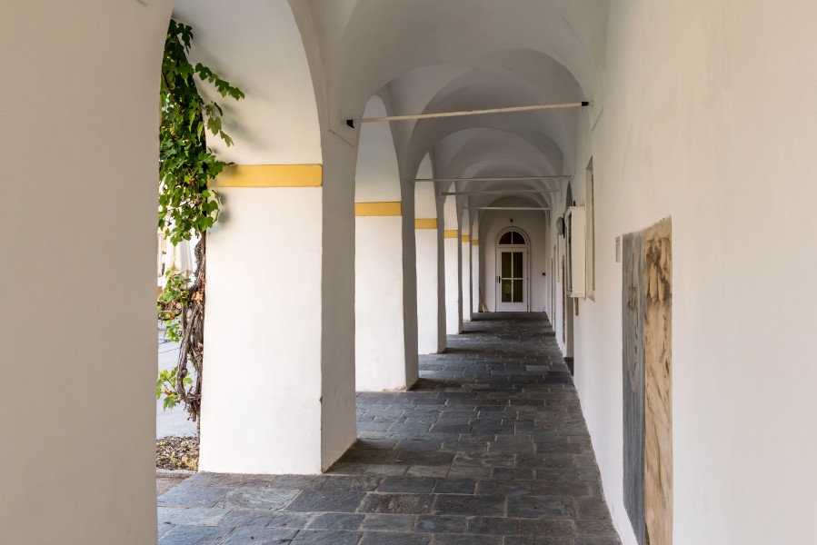 Sankt Georgen am Längsee Schlossallee 2 Pfarrkirche hl. Georg Südseite Arkadengang 29082018 4456