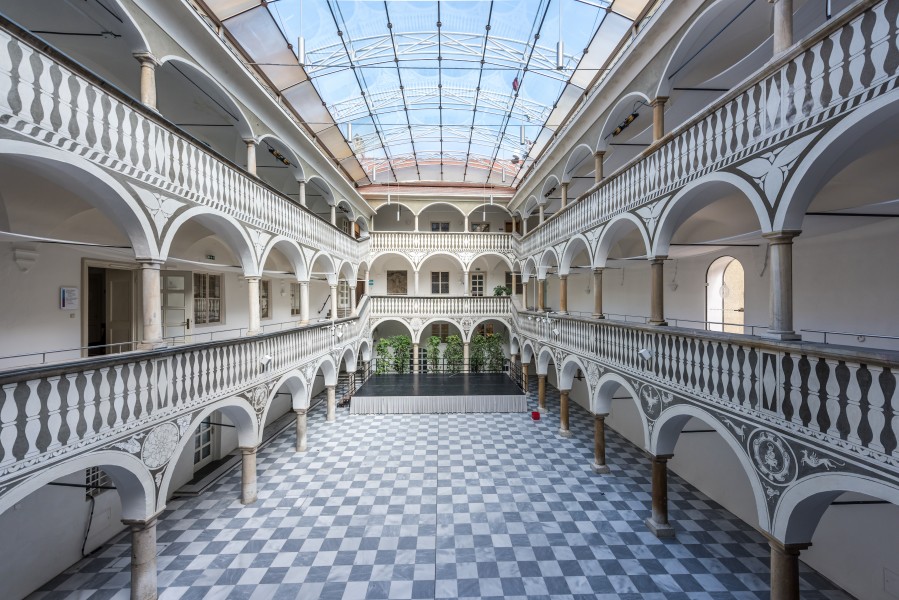 Sankt Veit an der Glan Hauptplatz 1 Rathaus Arkadenhof 18052018 3322