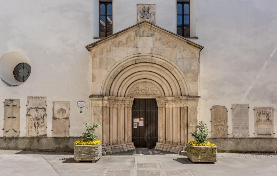Sankt Veit an der Glan Stadtpfarrkirche hl. Dreifaltigkeit W-Portal 26042015 2685