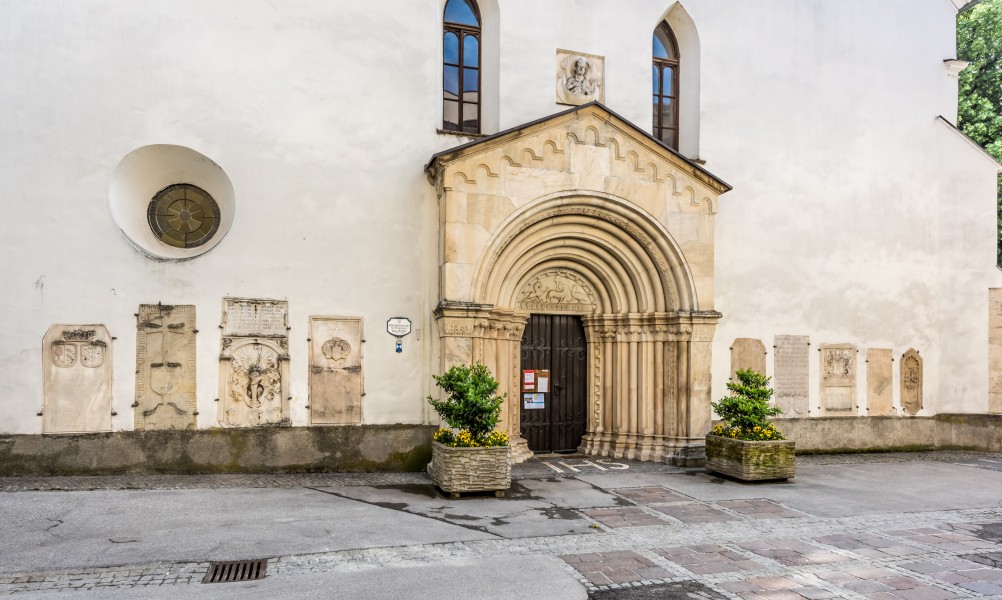 Sankt Veit an der Glan Stadtpfarrkirche hl Dreifaltigkeit W-Portal 18052018 3277
