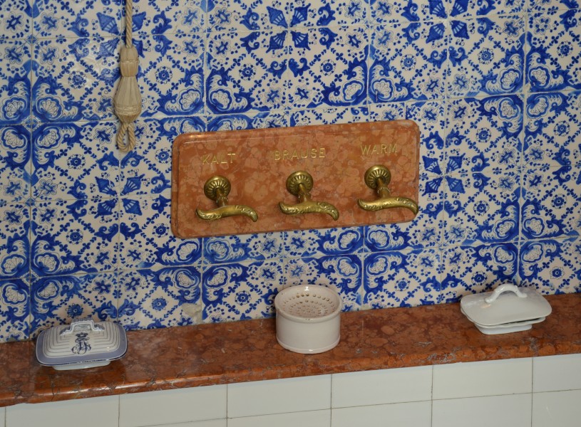 Schloss Eckartsau 03 - bathroom - detail (by Pudelek)