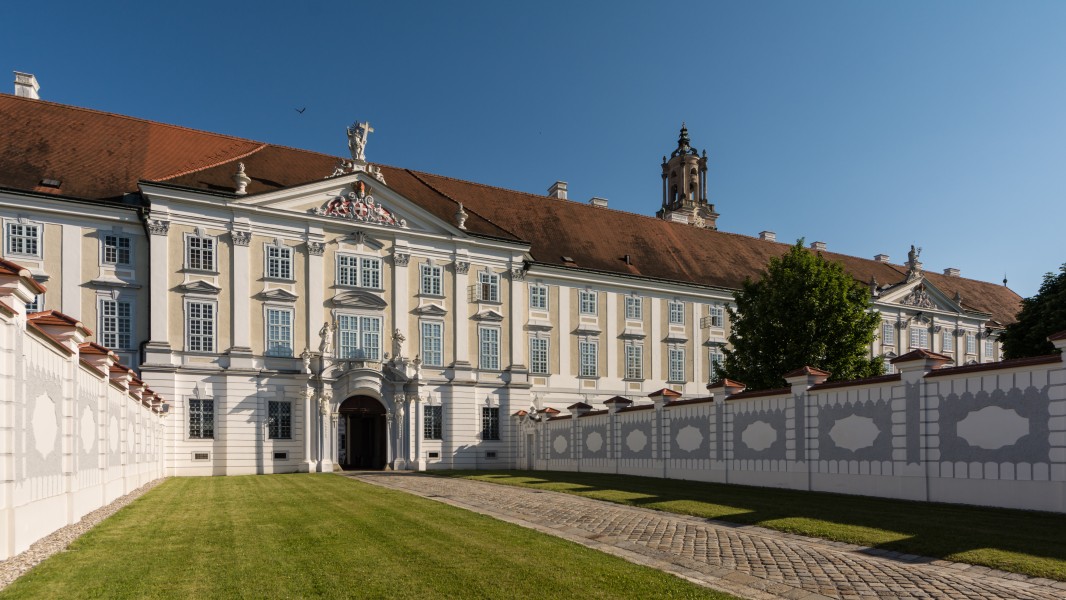 Stift Herzogenburg Nordfassade 02