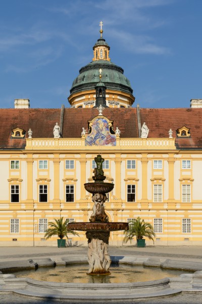 Stift Melk Prälatenhof Brunnen 01