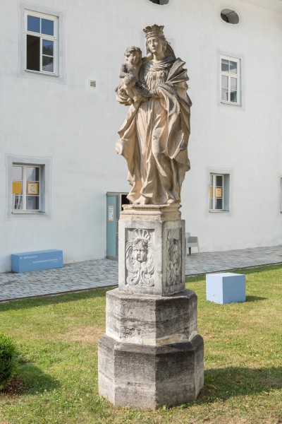 Stift Ossiach Hof Statue Madonna mit Kind 08072015 5705