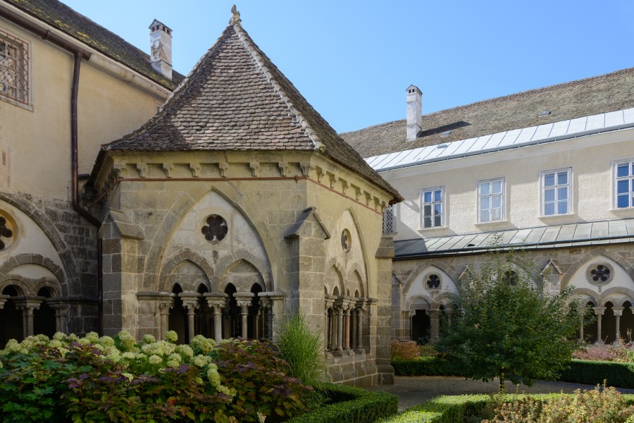 Stift Zwettl Kreuzgang Hof 03