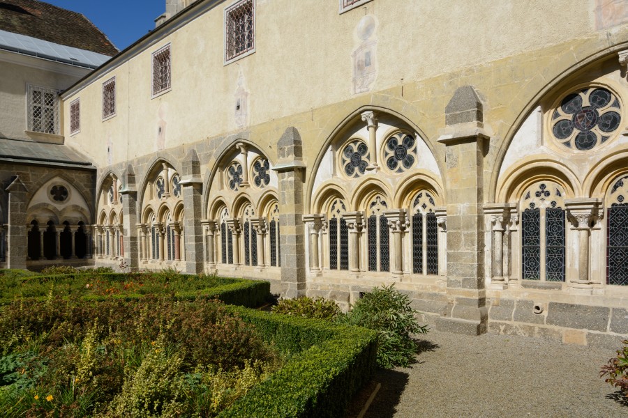 Stift Zwettl Kreuzgang Hof 04