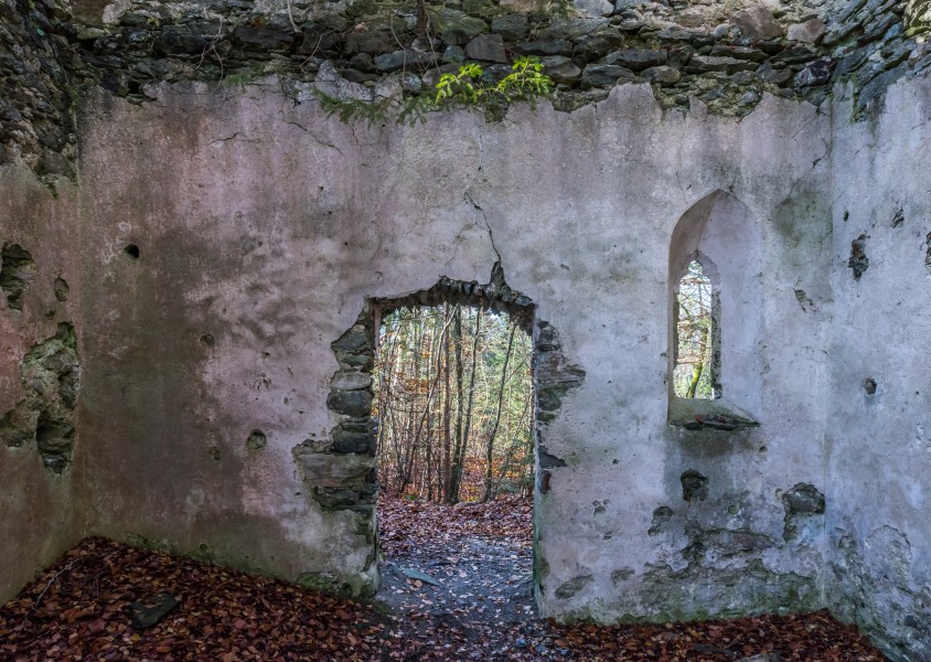 Velden am Wörther See Köstenberg Ruine Hohenwart Burgkapelle Fenster und Portal 08112018 5323