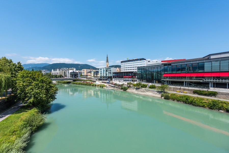 Villach Drau mit Congress Center und Brücke der Bahnhofstrasse S-Ansicht 02072018 3746