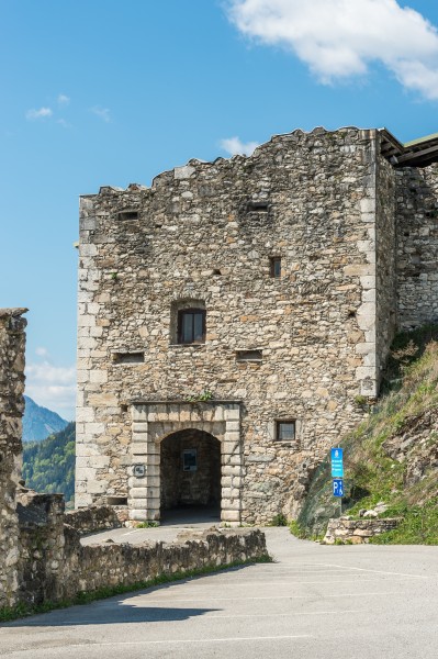 Villach Landskron Schlossbergweg 30 Burgruine Torturm 20042016 3106