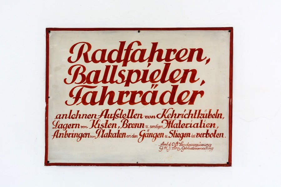 Wels Dragonerkaserne Hof Mitte Tafel