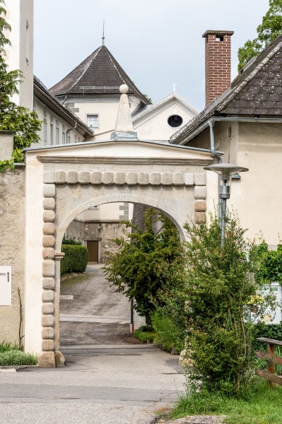 Wernberg Klosterweg 2 ehem. Schloss Einfahrtstor im Nordosten 14062018 5855
