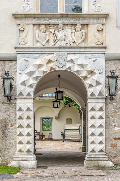 Wernberg Klosterweg 2 ehem. Schloss N-Portal mit Supraporte und Khevenhüller-Brustreliefs 14062018 5880