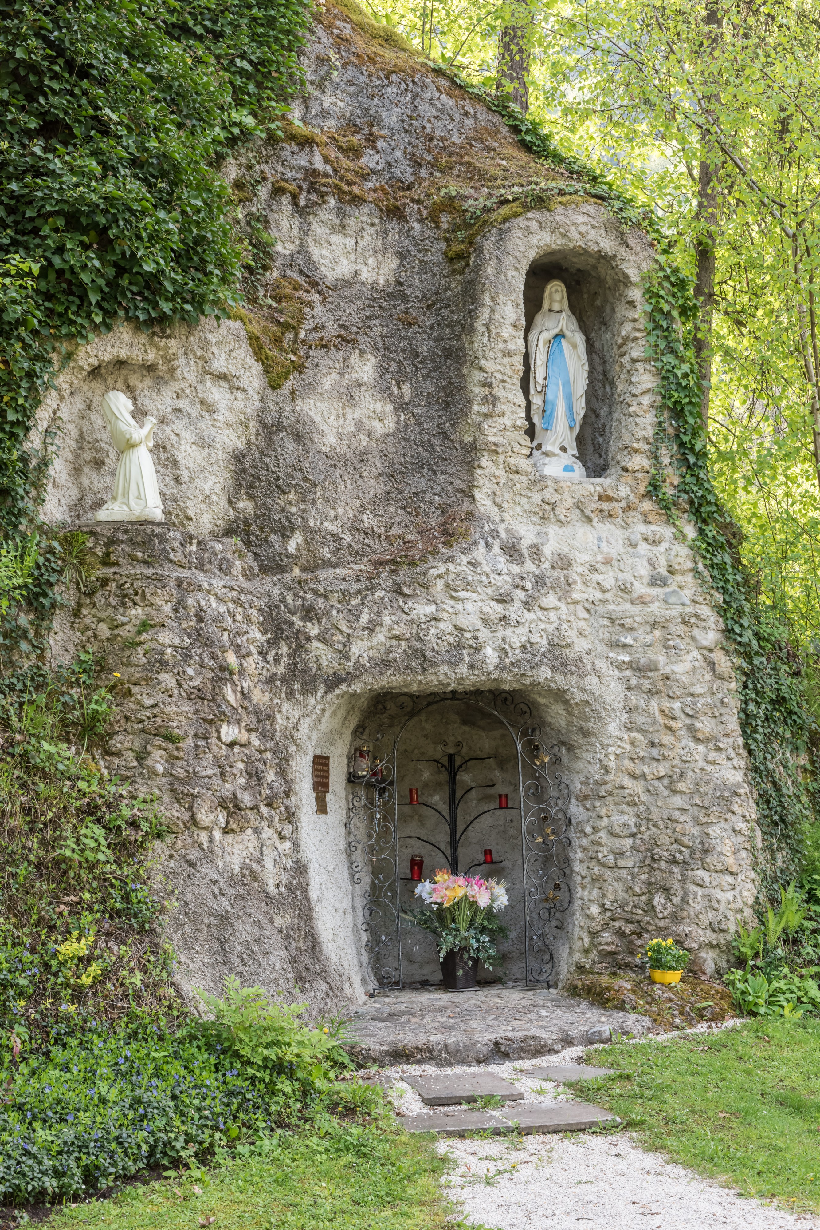 Ebenthal Gurnitz Kirchenstrasse Lourdes-Grotte 22042016 1765