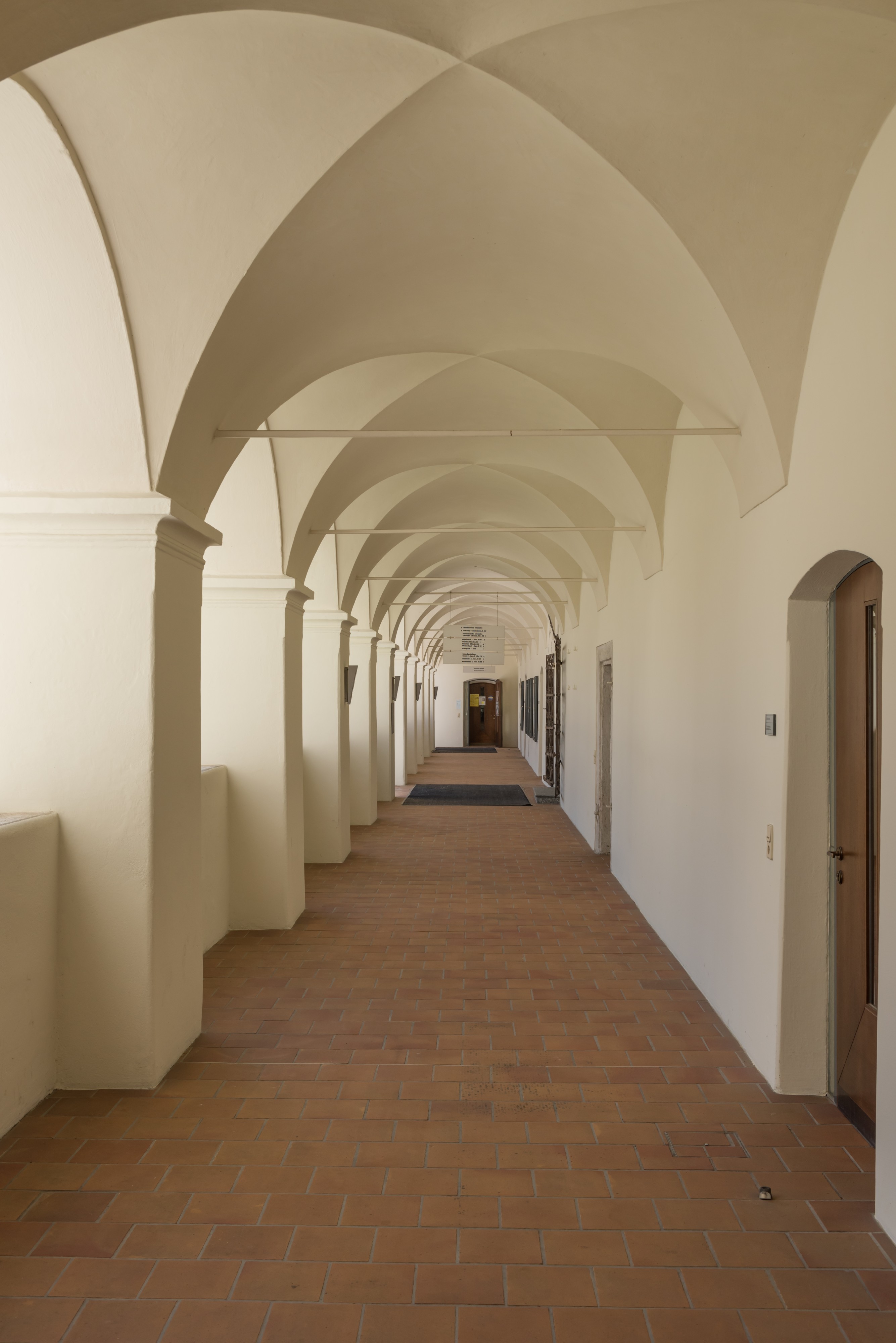 Eberndorf Stiftsgebaeude Erdgeschoß Arkadengang 07052015 3343