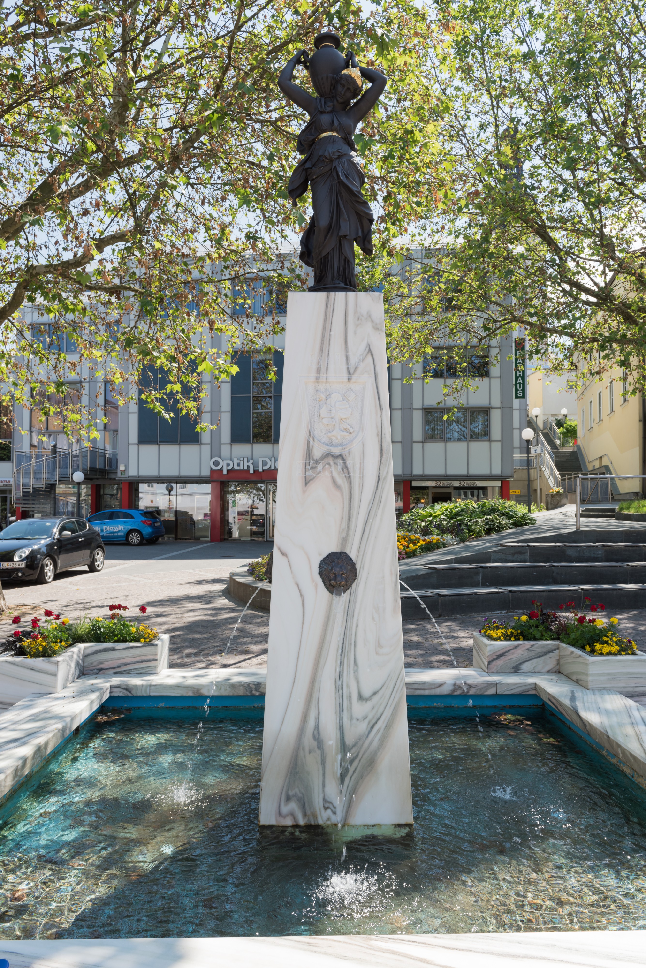 Ferlach Hauptplatz Brunnen 07062016 2490