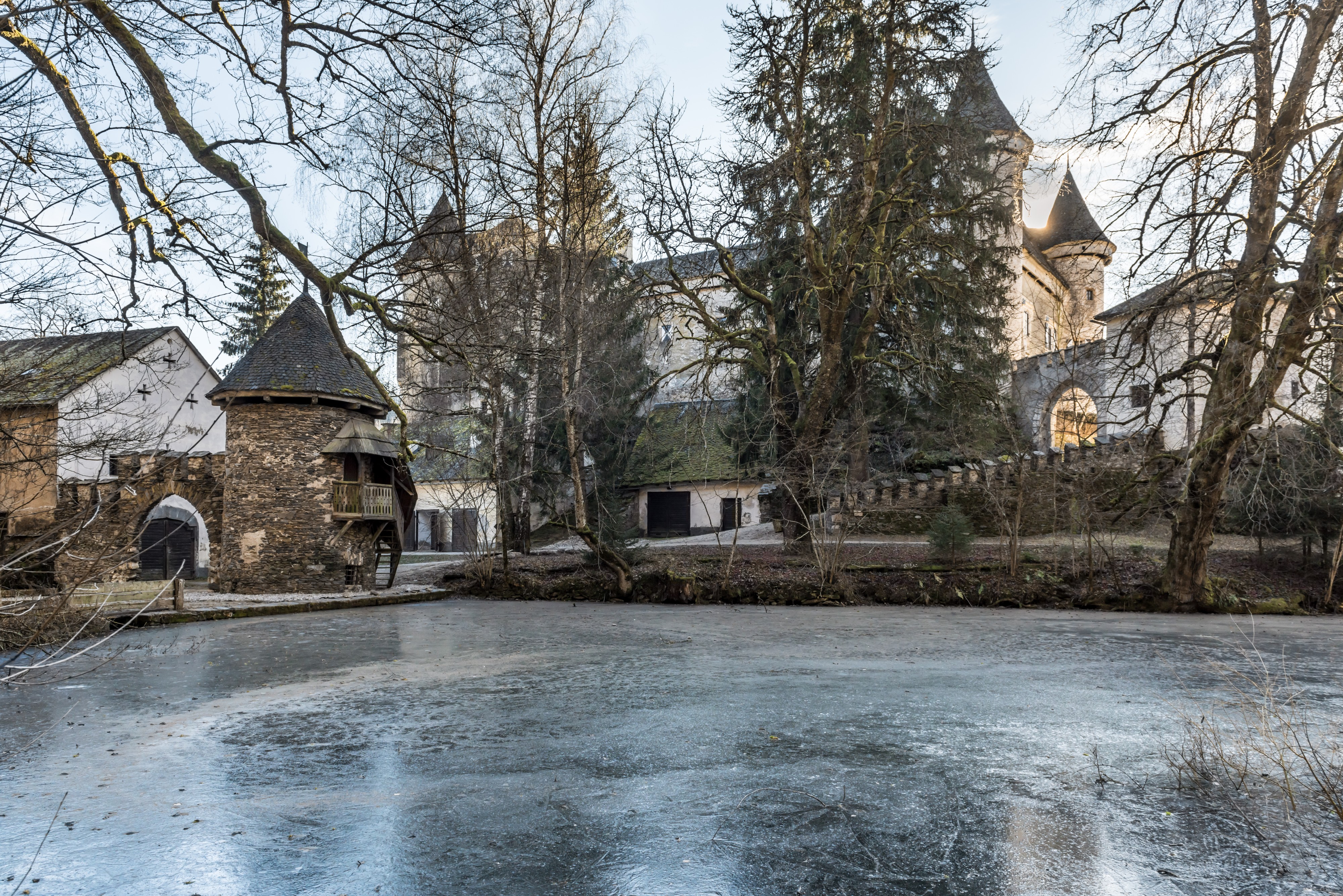 Frauenstein Schloss Frauenstein Nord-Ansicht mit Schlossteich 14122016 5665