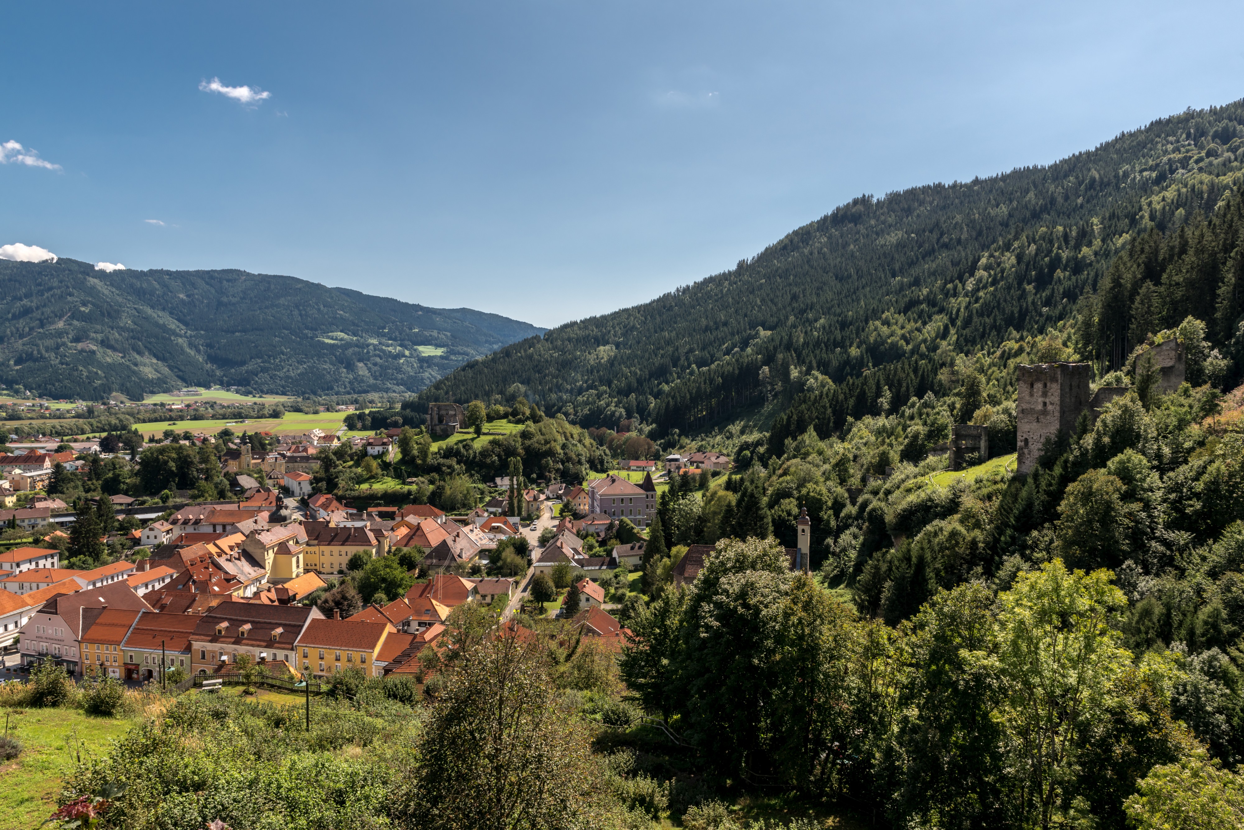 Friesach Altstadt West-Teil mit Rotturm und Virgilienberg 04092017 0646