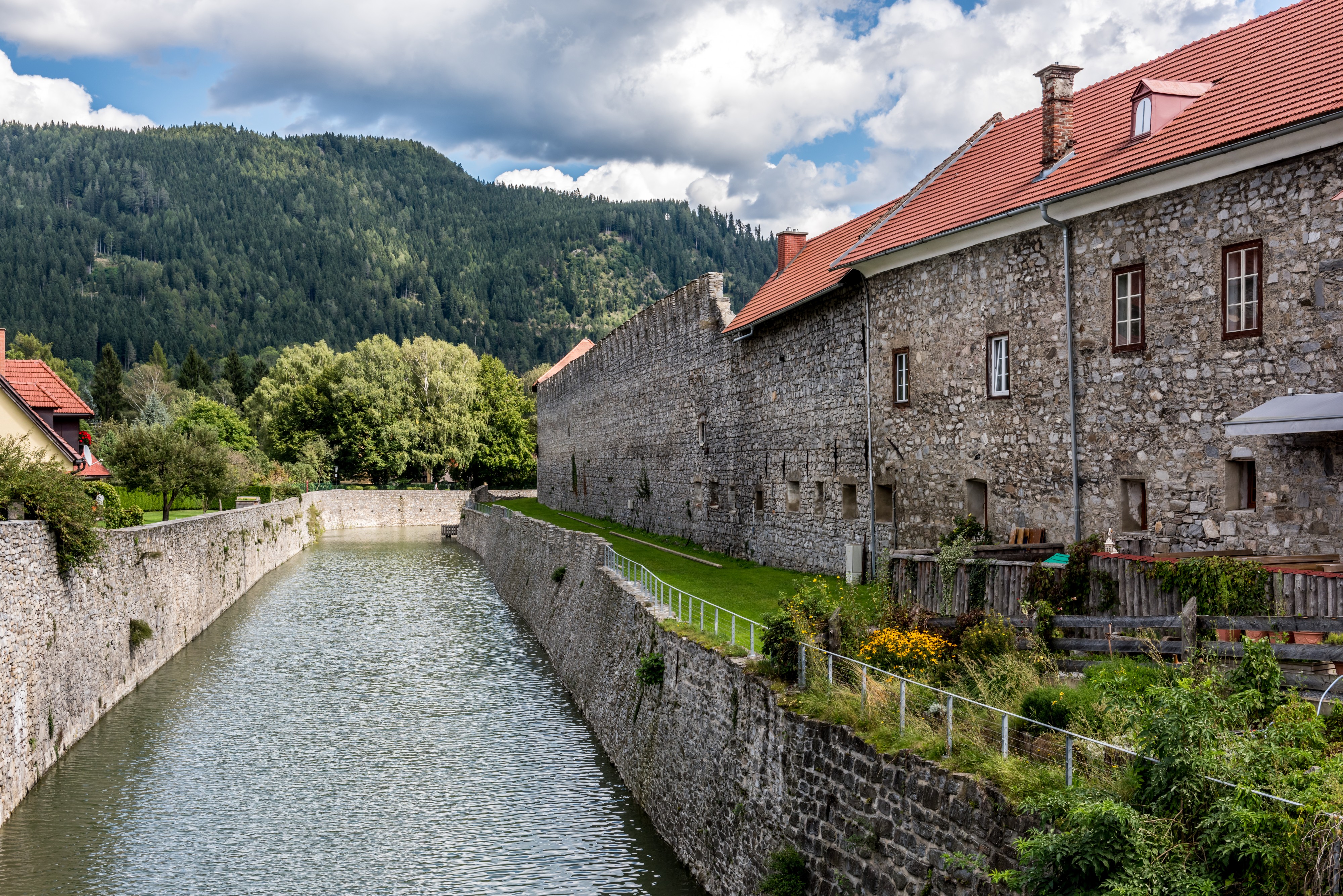 Friesach Neumarkter Stadtbefestigung und Stadtgraben im Norden 04092017 0772