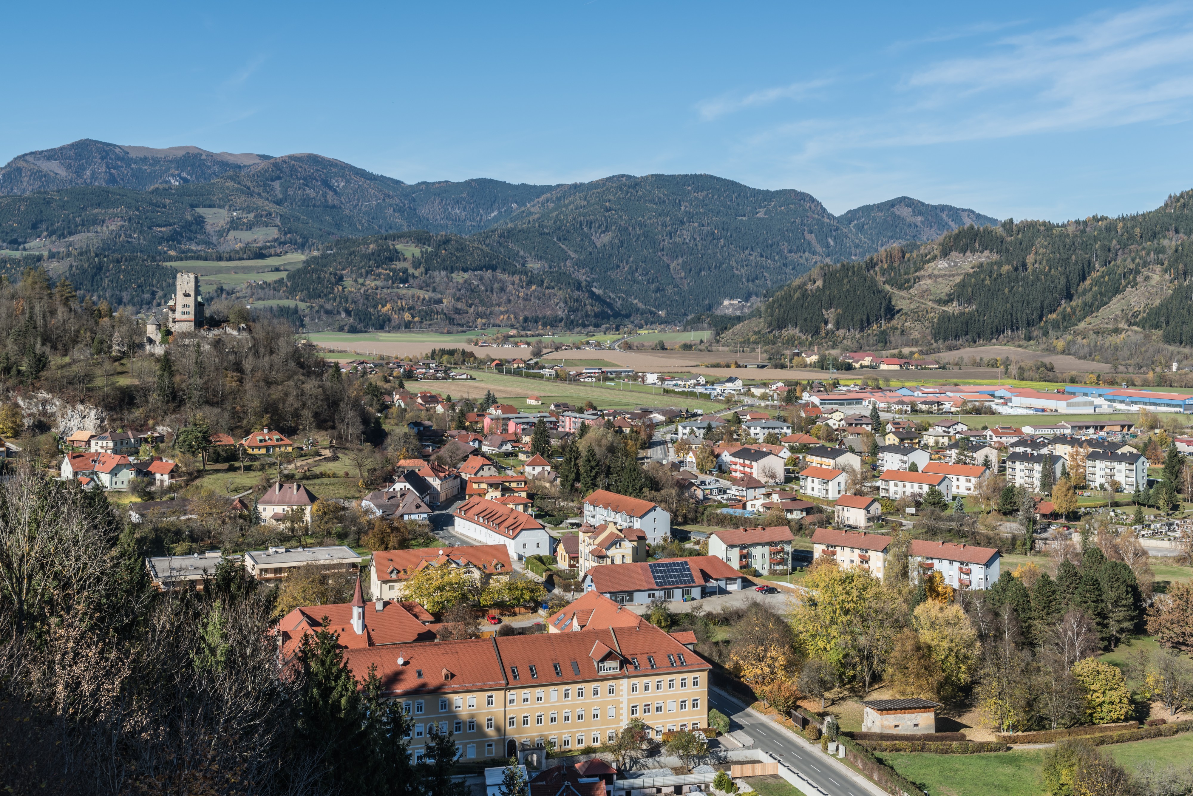 Friesach Nord-Teil mit St-Hemma-Haus und Geyersberg 28102016 5295