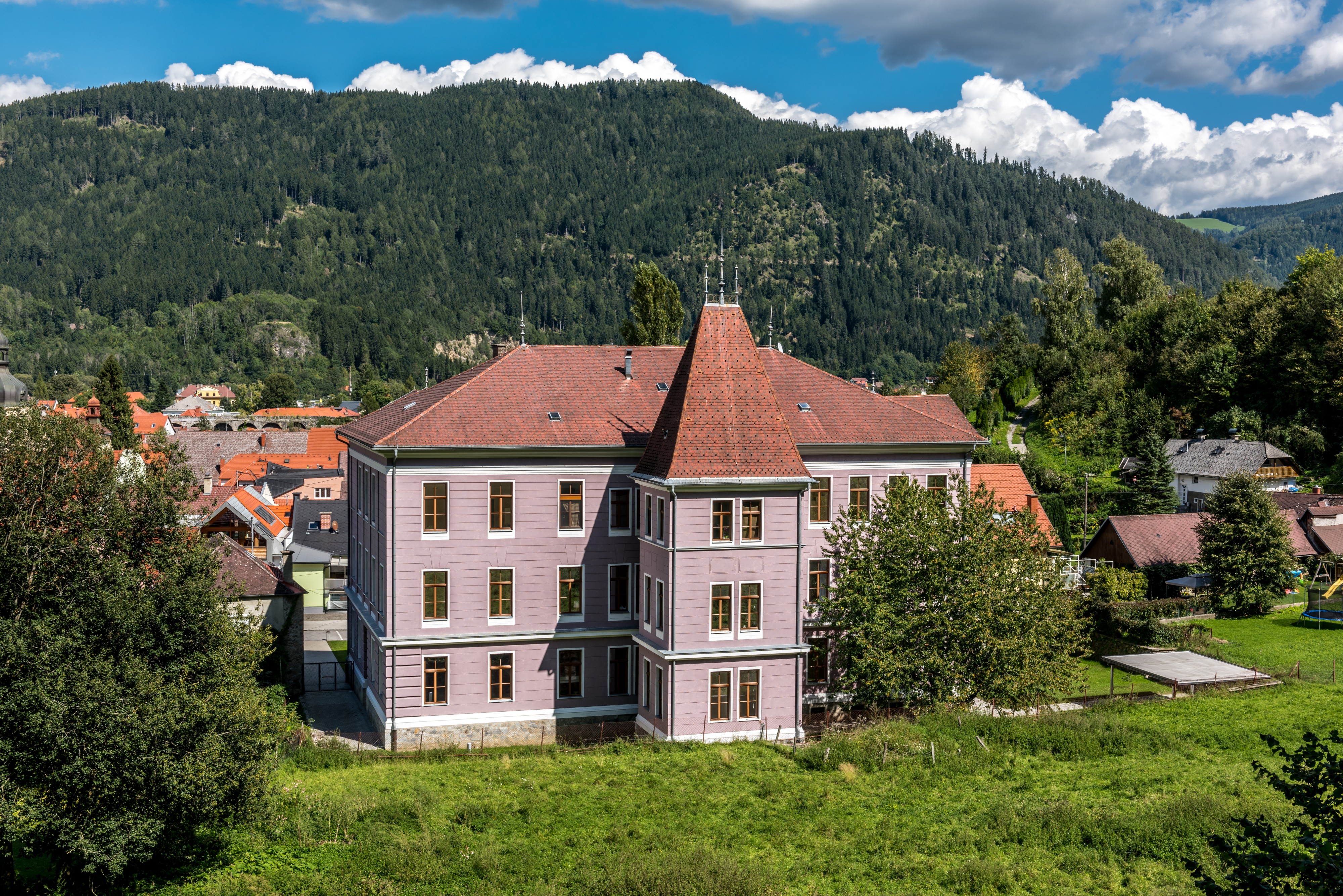 Friesach Schulhausplatz 1 Volksschule SW-Ansicht 04092017 0712