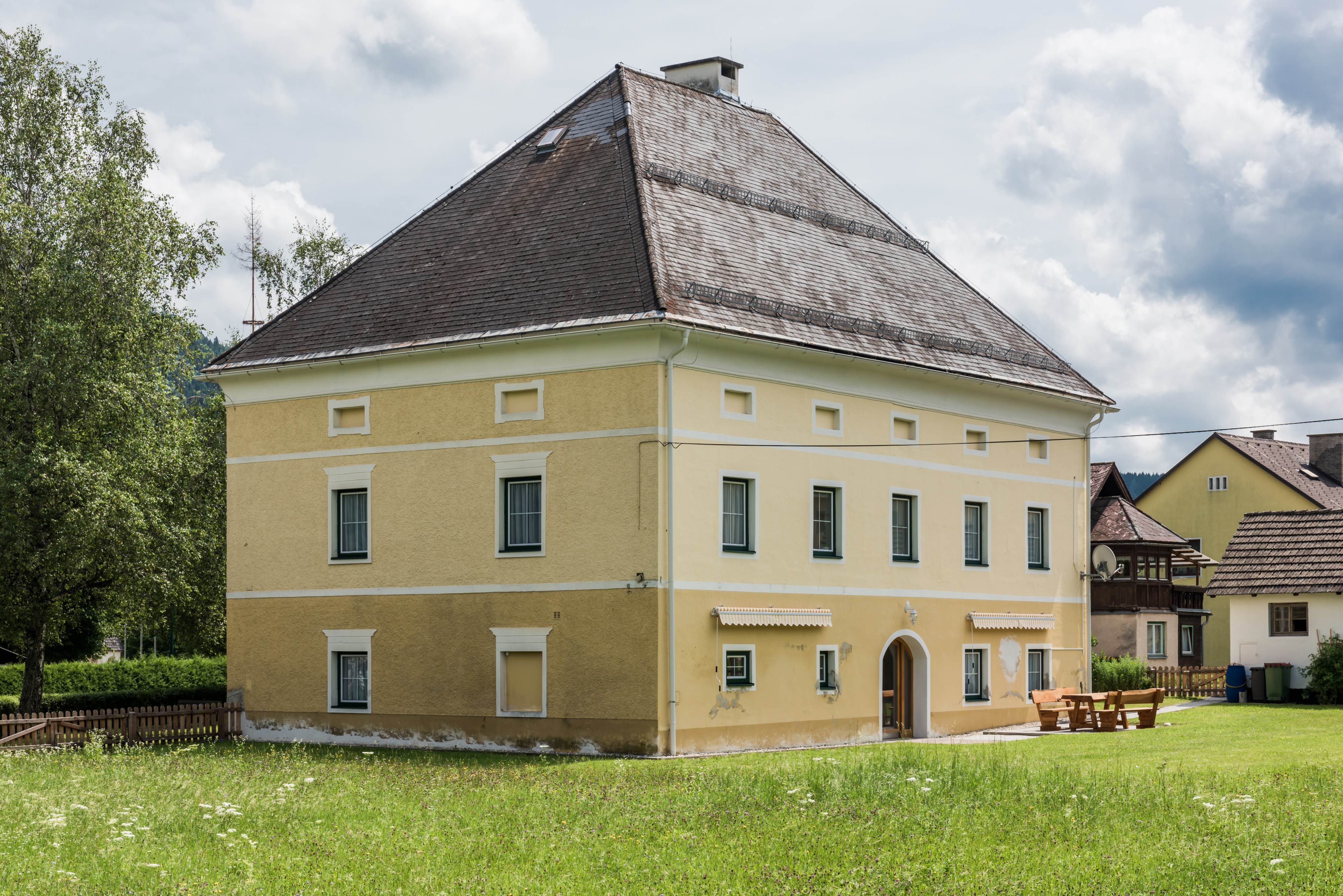 Gloednitz Achte-Dezember-Strasse 2 Pfarrhof 24072015 6216